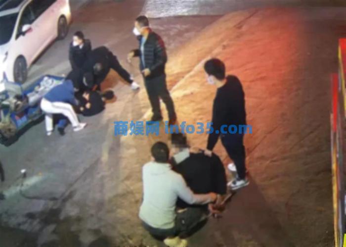 嫌疑人抱骨灰盒在高速上碰瓷!广东“索马里高速”火了,警方已抓获61人。