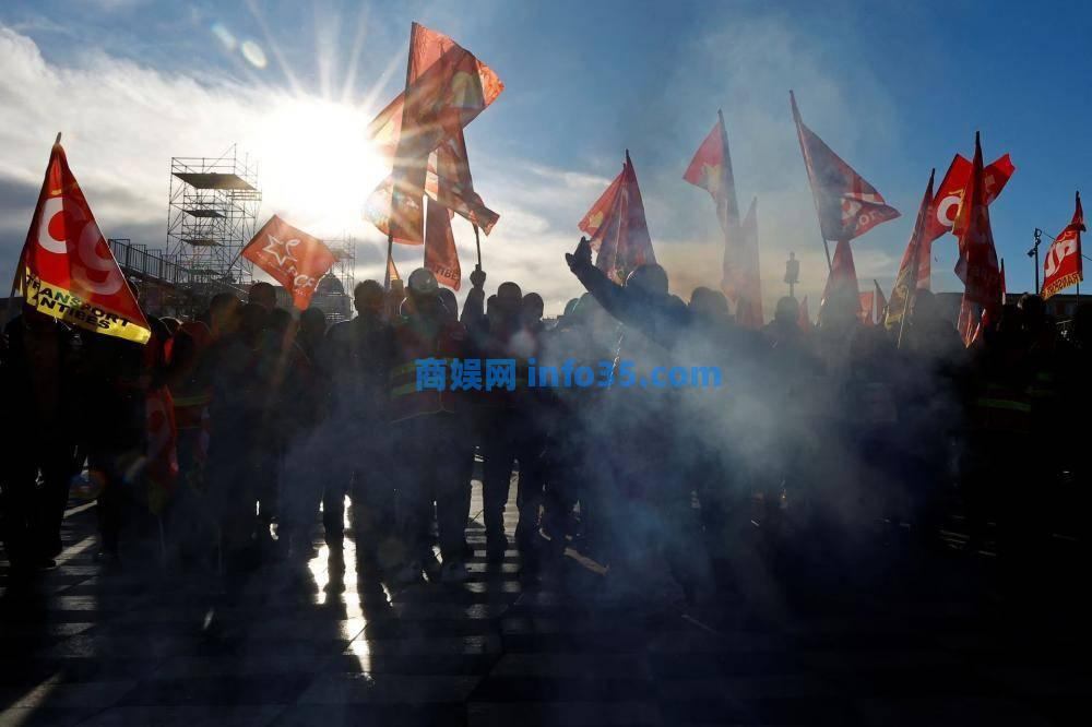 法国全境百万人参与大罢工致列车停运航班取消 抗议者与警方起冲突。