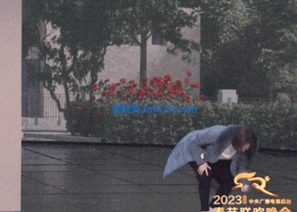 马丽称鞋跟断掉是意外:赶紧揣兜,网友:我都没看出来。
