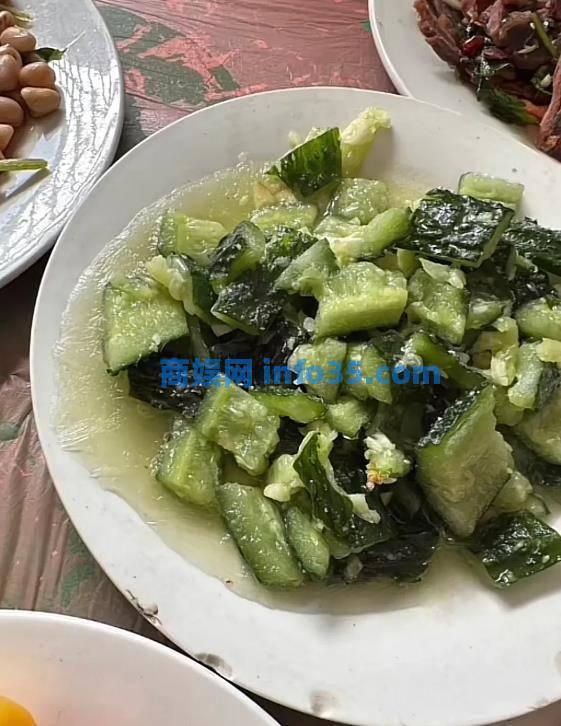 女子零下十几度吃席:满桌“硬菜”夹不动,干看不能吃。