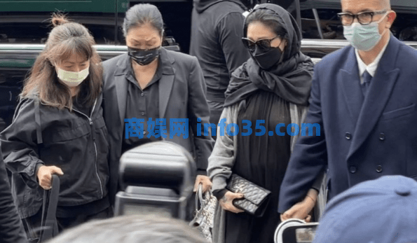大S在灵堂陪小S守孝,离开时特意系上外套包裹,不让网友说三道四。