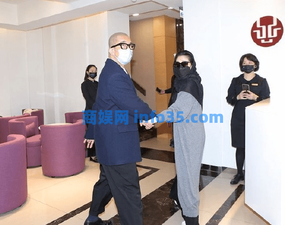 大S在灵堂陪小S守孝,离开时特意系上外套包裹,不让网友说三道四。