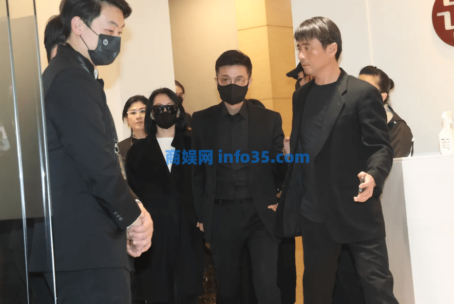 大S在灵堂陪小S守孝,离开时特意系上外套包裹,不让网友说三道四。