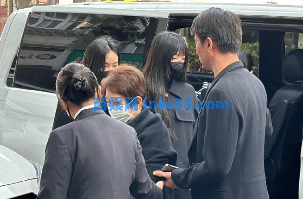 大S在灵堂陪小S守孝,离开时特意系上外套包裹,不让网友说三道四。