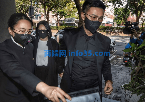 大S在灵堂陪小S守孝,离开时特意系上外套包裹,不让网友说三道四。