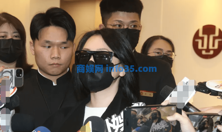 大S在灵堂陪小S守孝,离开时特意系上外套包裹,不让网友说三道四。
