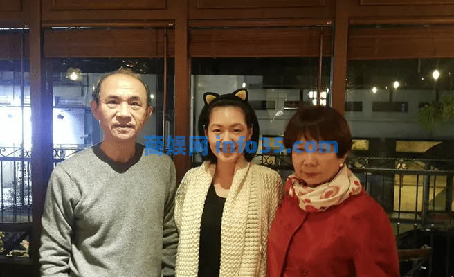 大S在灵堂陪小S守孝,离开时特意系上外套包裹,不让网友说三道四。