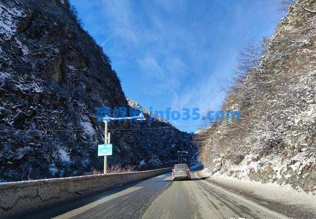 四川这个地只有5万人，县城只有两个红绿灯，物价比成都市贵一倍
