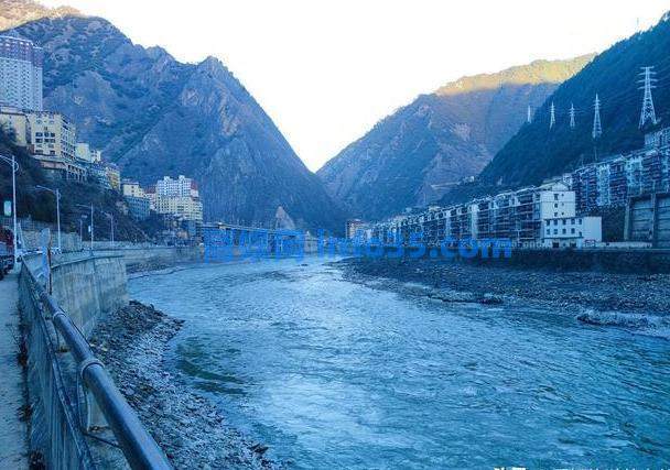 四川这个地只有5万人，县城只有两个红绿灯，物价比成都市贵一倍