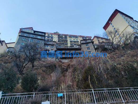 四川这个地只有5万人，县城只有两个红绿灯，物价比成都市贵一倍