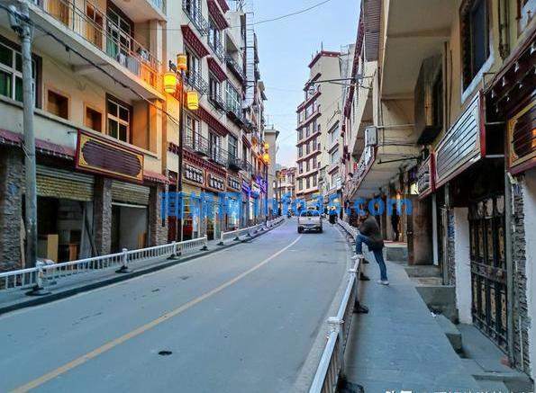 四川这个地只有5万人，县城只有两个红绿灯，物价比成都市贵一倍