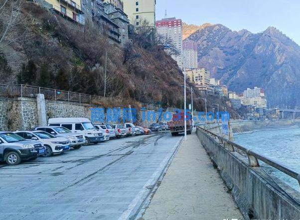 四川这个地只有5万人，县城只有两个红绿灯，物价比成都市贵一倍