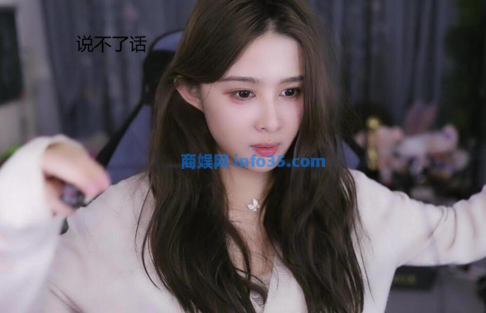 女主播合同到期叫嚣超管,解开上衣纽扣,把分数扣光再离开