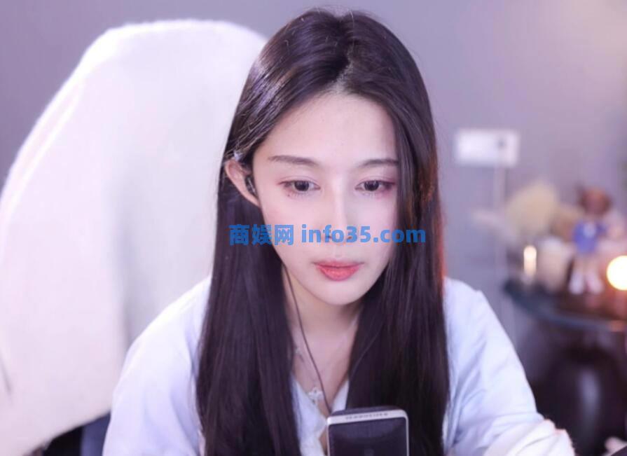 女主播合同到期叫嚣超管,解开上衣纽扣,把分数扣光再离开