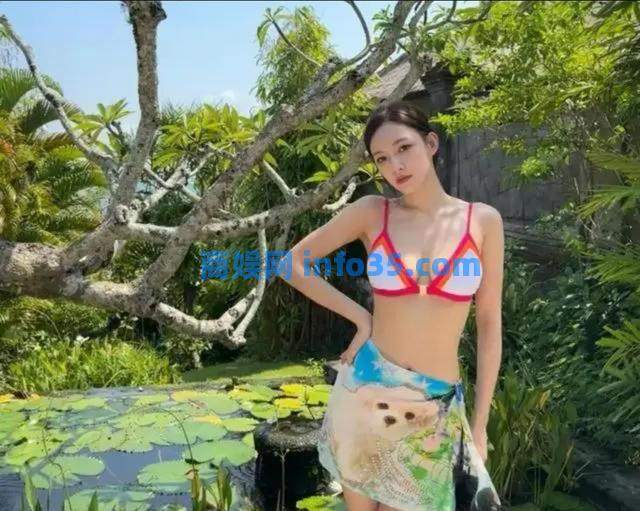 程潇泳衣自拍又来了!穿红色比基尼比心,“奶潇”称号当之无愧。