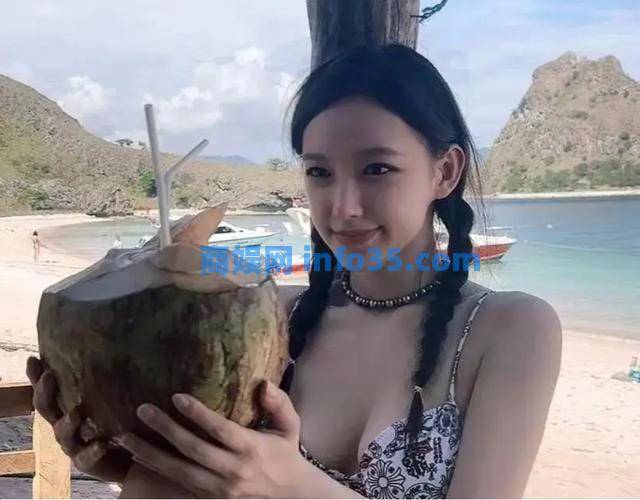 程潇泳衣自拍又来了!穿红色比基尼比心,“奶潇”称号当之无愧。