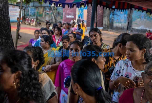 52.9℃极端高温下,印度大选今日结束:至少19名选举官员被热死。