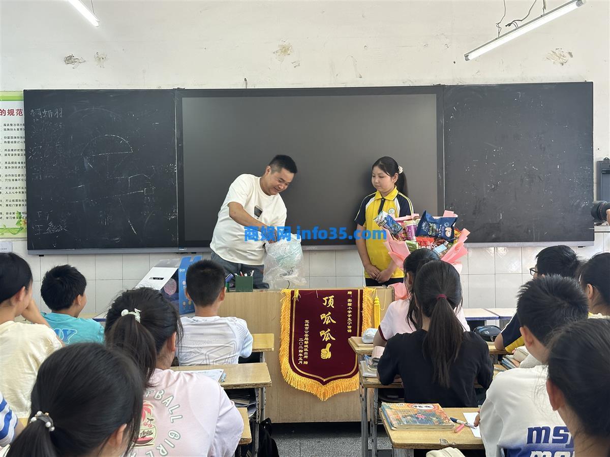 11岁女孩车流中拽回2岁女童,民警进校送“顶呱呱”锦旗。