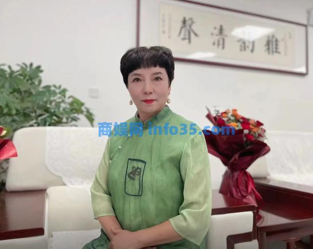 河南道情戏演员李艳灵女扮男装43年,直播唱戏传承稀有剧种。