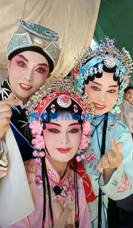 河南道情戏演员李艳灵女扮男装43年,直播唱戏传承稀有剧种。
