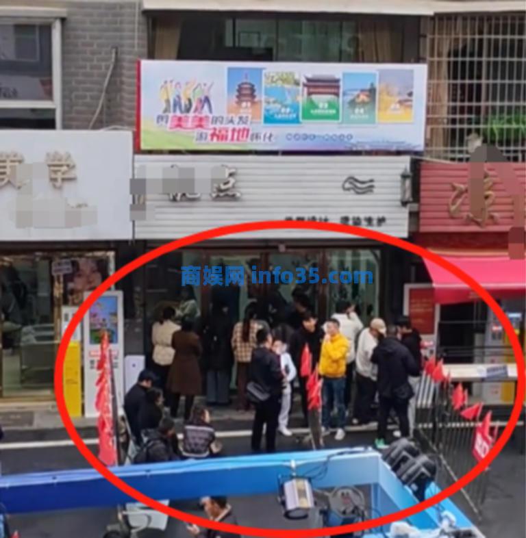 志愿者撤离、摊位空荡,晓华理发人走茶凉?本人:早已做好准备。