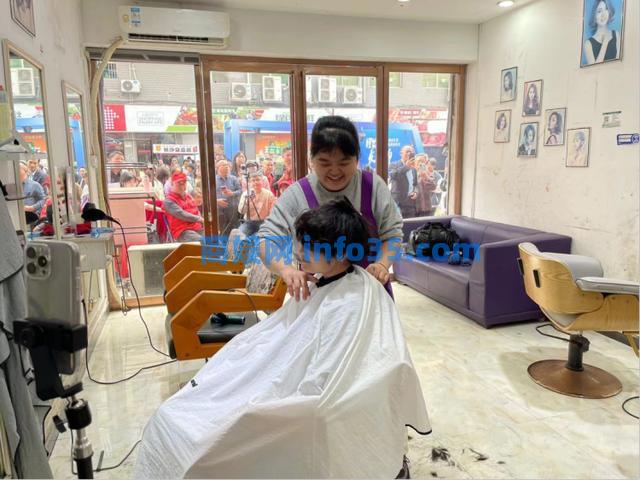 志愿者撤离、摊位空荡,晓华理发人走茶凉?本人:早已做好准备。