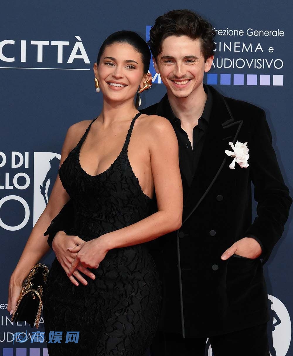 性感火辣！甜茶携28岁女友亮相新片首映礼