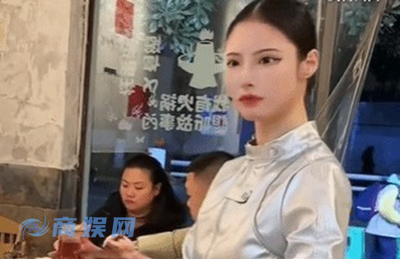 火锅店老板娘模仿机器人爆火 能保持近20分钟不眨眼