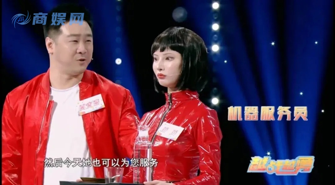 火锅店老板娘模仿机器人爆火 能保持近20分钟不眨眼