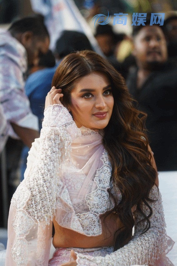 印度美女演员线下被多人包围猥亵 遭咸猪手乱摸