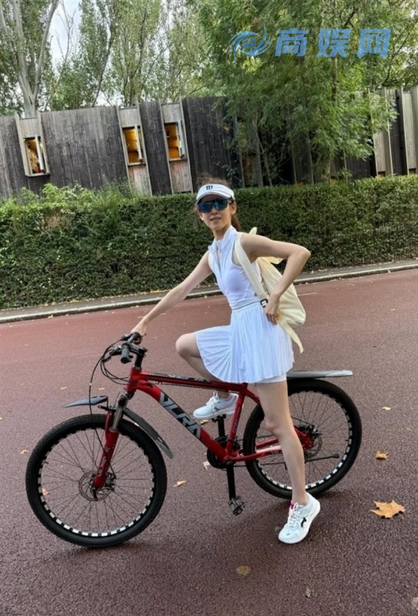 章泽天晒网球新照：坚持运动的第40天 活力满满