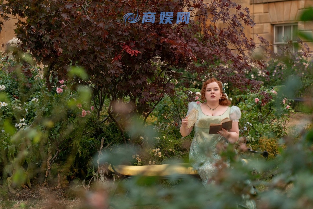 《布里奇顿》第三季收视不降反升 男女主公开撒狗粮