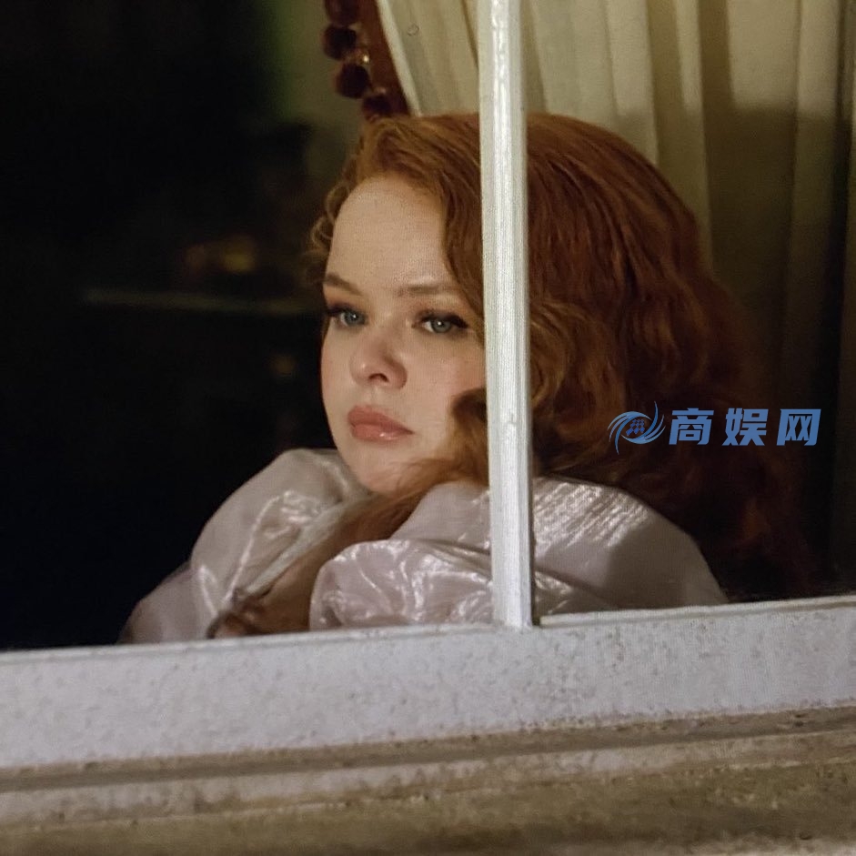 《布里奇顿》第三季收视不降反升 男女主公开撒狗粮