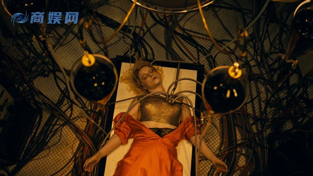 《暗黑新娘！》国内定档 贝尔饰演科学怪人弗兰肯斯坦