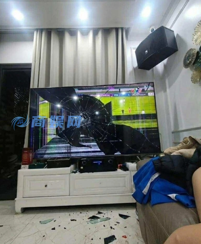 竟然被中国队3：0完胜！越南球迷输球怒砸电视机 画面感人