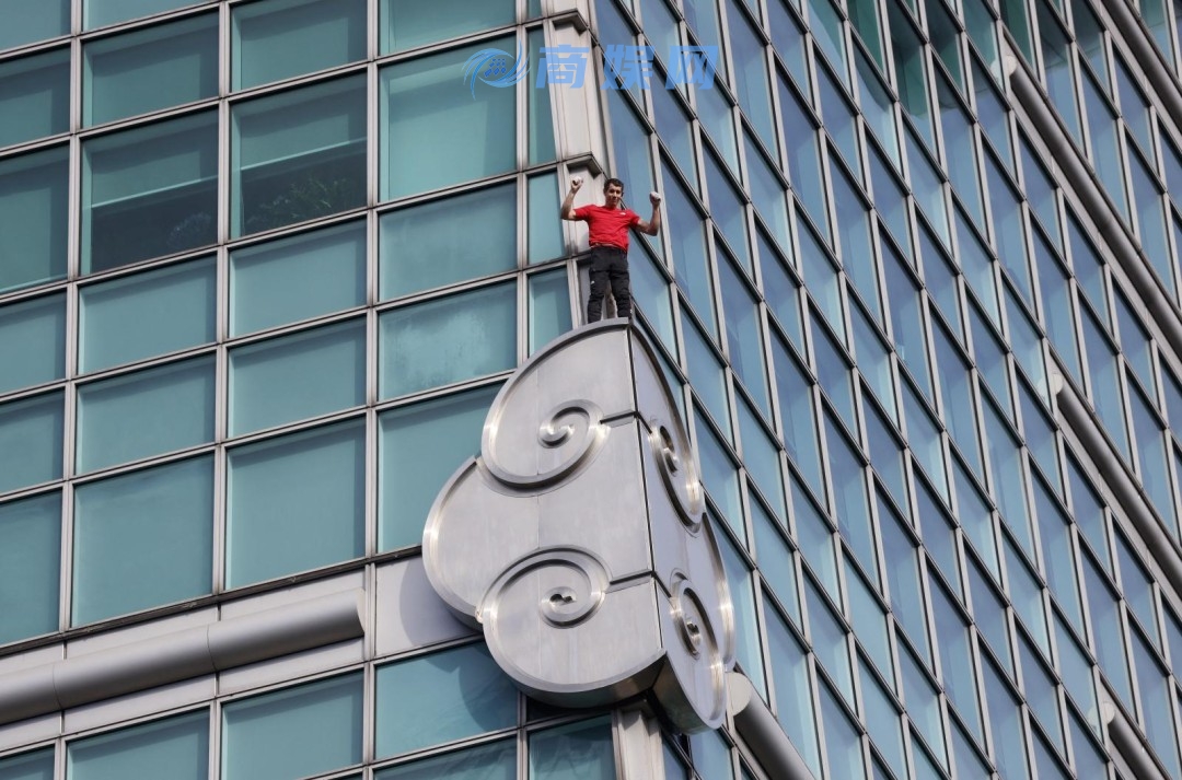 无绳无保护！美国攀岩狂人成功爬上中国台北101大楼