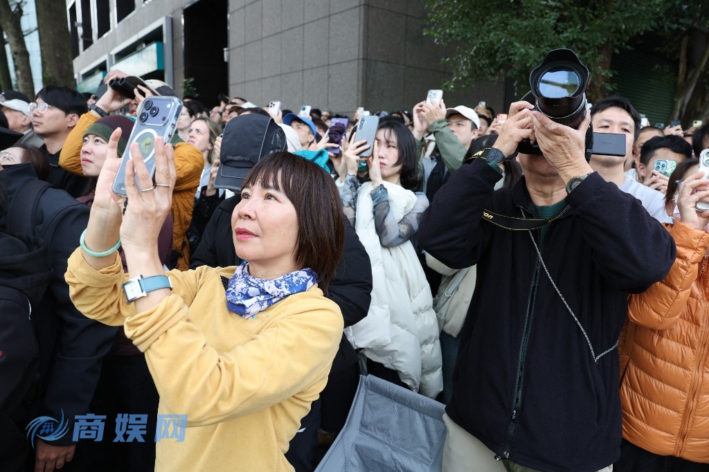 无绳无保护！美国攀岩狂人成功爬上中国台北101大楼