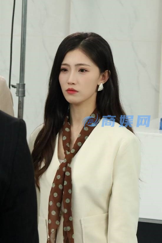 短剧女主全年无休拍了48部戏：每天工作16个小时！